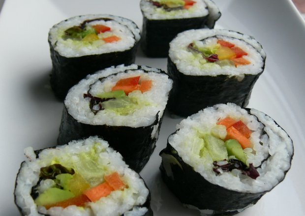 Fotografia przedstawiająca Wegańskie sushi na bogato