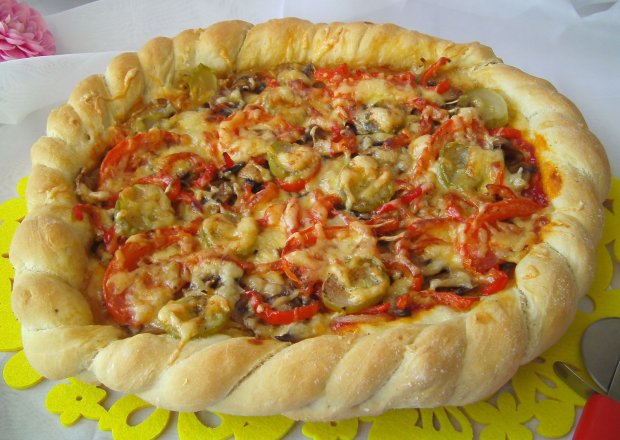 Fotografia przedstawiająca Wegetariańska pizza z chrupiącym brzegiem