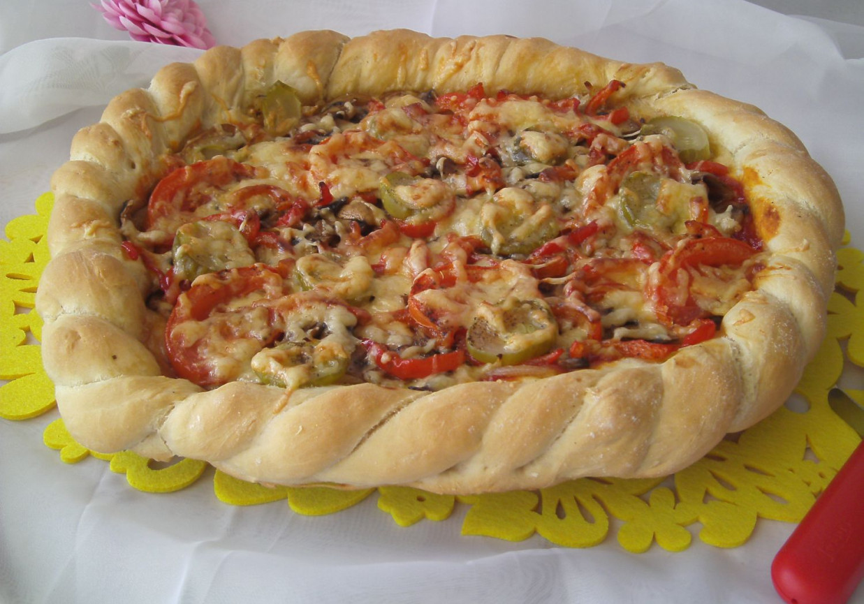 Wegetariańska pizza z chrupiącym brzegiem foto