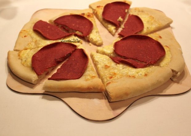 Fotografia przedstawiająca Wegetariańska pizza z salami
