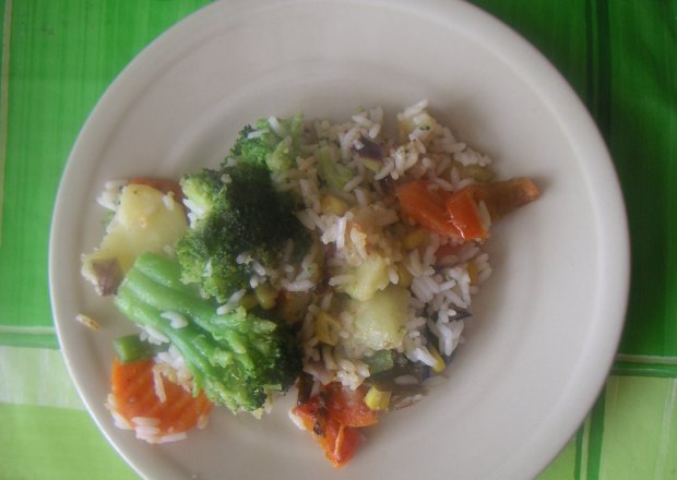 Fotografia przedstawiająca Wegetariańska szybka potrawka z ryżu i warzyw