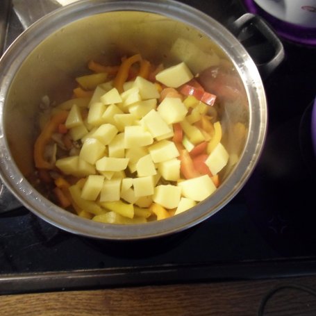 Krok 5 - Wegetariańska zupa gulaszowa z czarną soczewicą foto