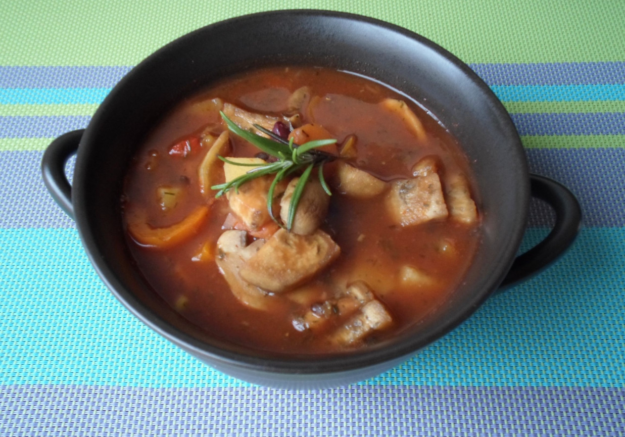 Wegetariańska zupa gulaszowa z czarną soczewicą foto