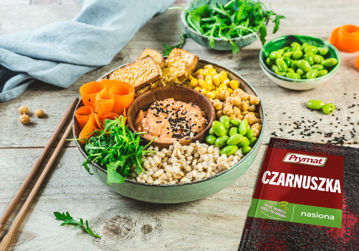 Wegetariański Buddha bowl z sosem tahini foto