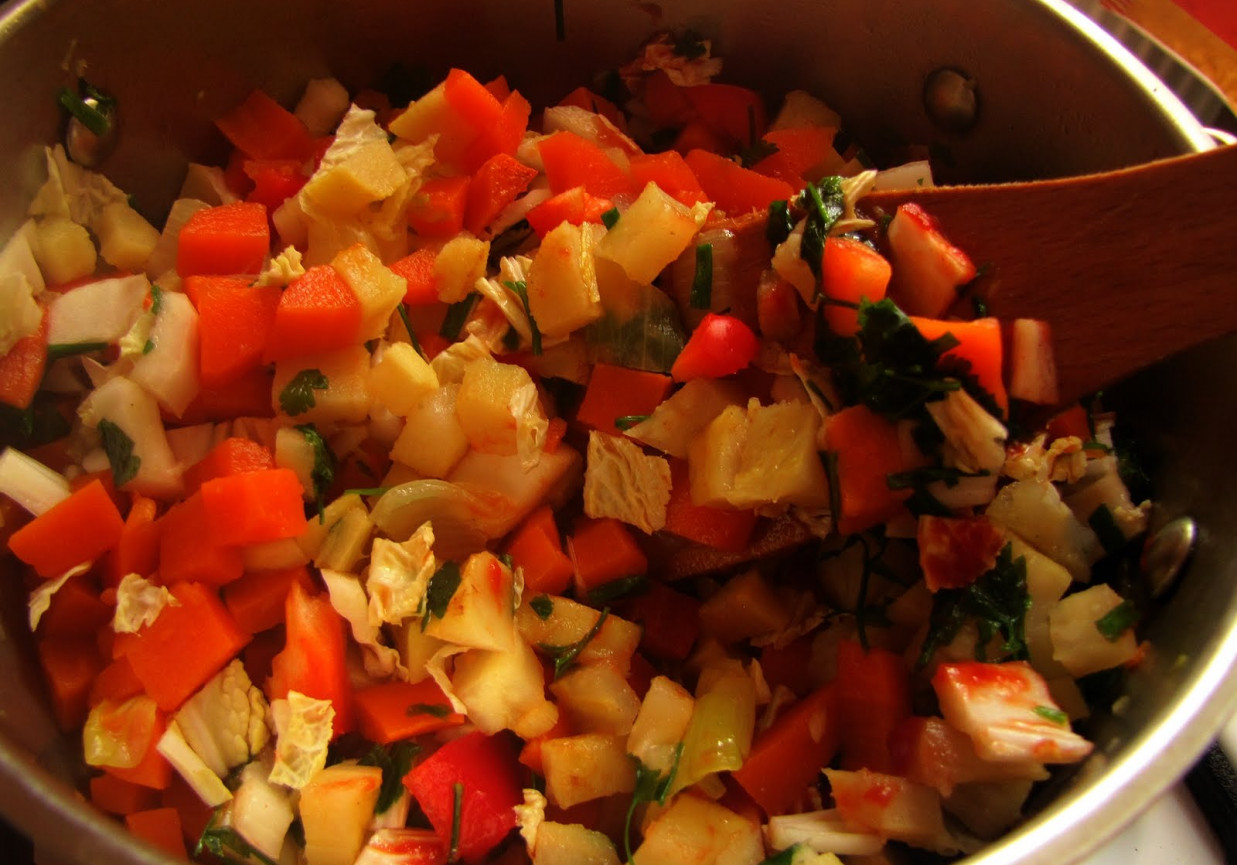 Wegetariańskie naleśniki gryczane z warzywami i mozzarellą foto