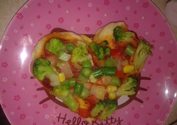 Fotografia przedstawiająca wegetariańskie pizzeriny serca
