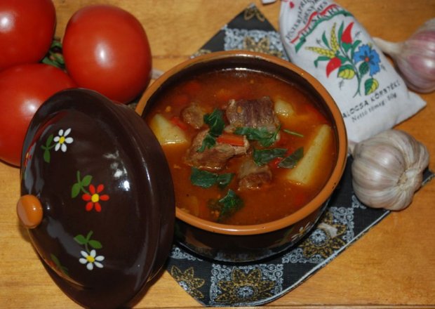 Fotografia przedstawiająca Węgierska zupa gulaszowa - gulyasleves
