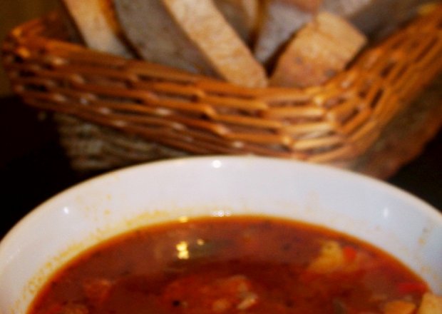 Fotografia przedstawiająca Węgierska  zupa gulaszowa z chorizo