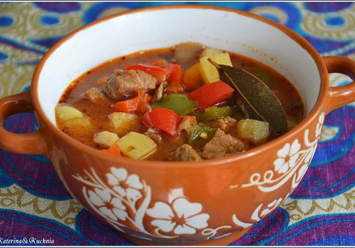 WĘGIERSKA ZUPA GULASZOWA foto