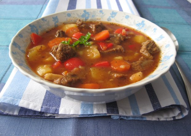 Fotografia przedstawiająca Węgierska zupa gulaszowa