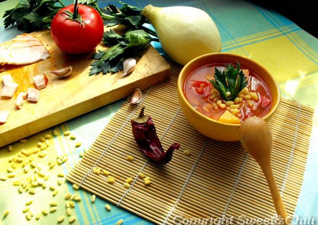 Fotografia przedstawiająca Węgierska zupa paprykowa