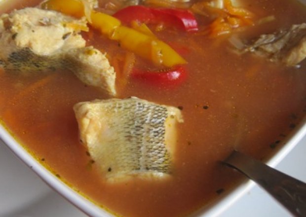 Fotografia przedstawiająca Węgierska zupa rybna - Halászlé po mojemu