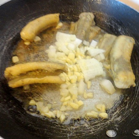 Krok 2 - Węgorz duszony w sosie śmietanowym z purée pietruszkowym i solirodem foto