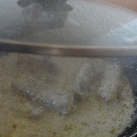 Krok 3 - Węgorz duszony w sosie śmietanowym z purée pietruszkowym i solirodem foto