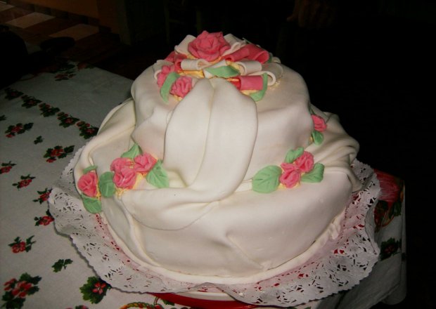 Fotografia przedstawiająca Weselny tort z mas a marcepanową