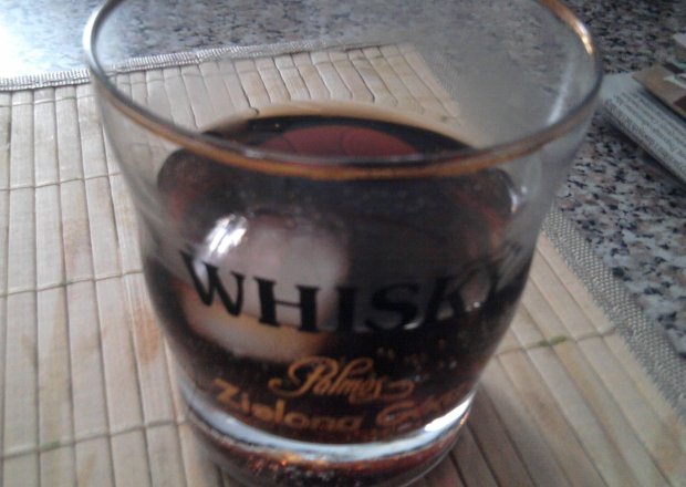 Fotografia przedstawiająca Whisky z colą