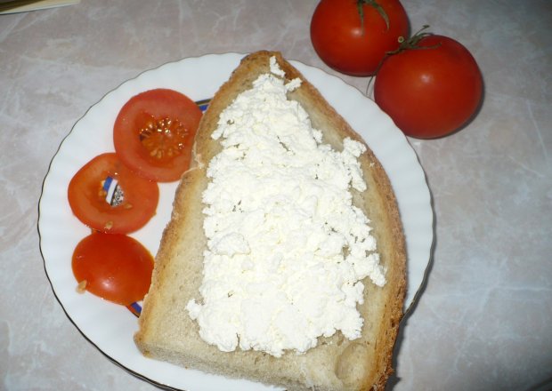 Fotografia przedstawiająca Wiejski chlebek z twarożkiem