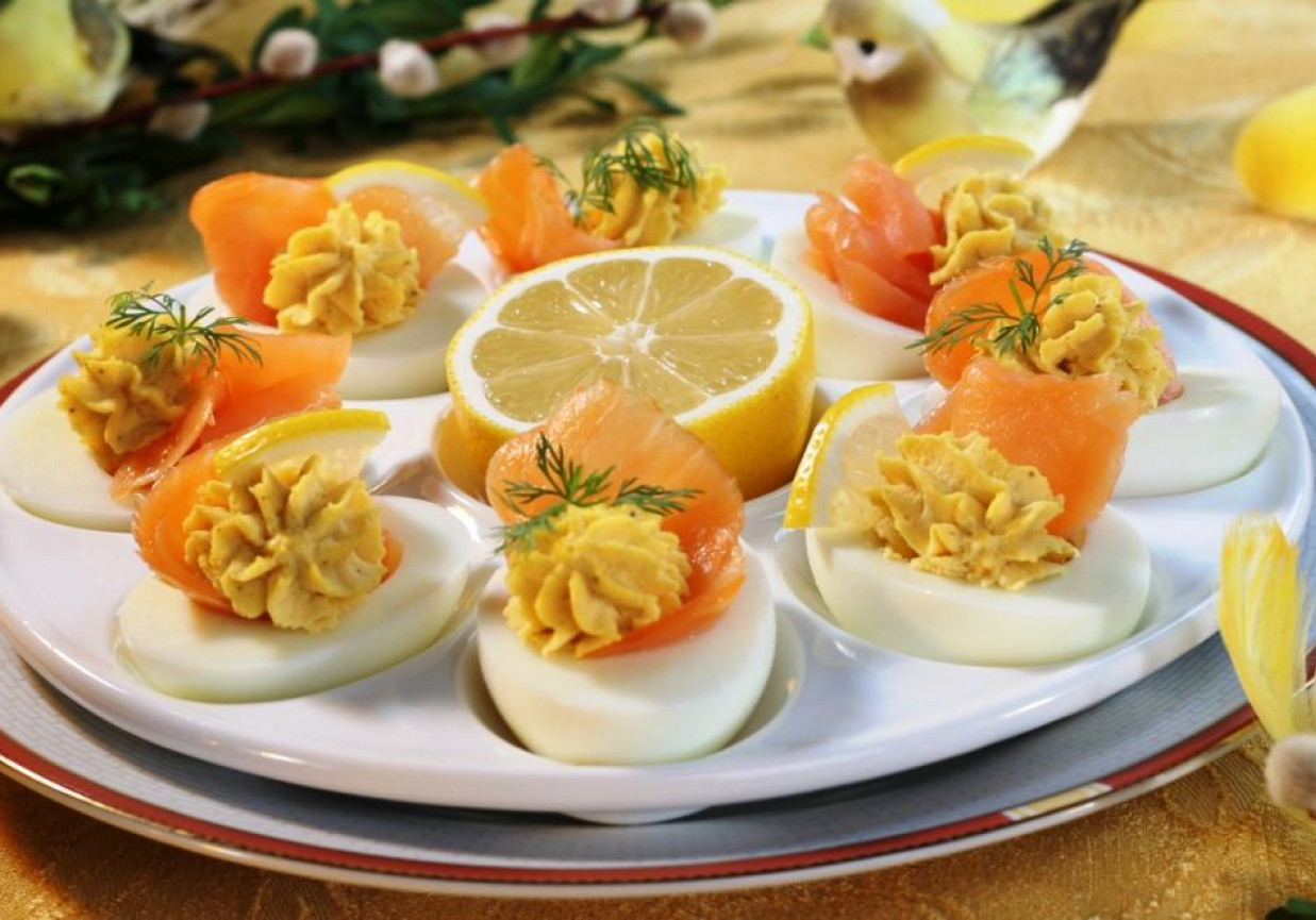 Wielkanoc: Jajka faszerowane łososiem lub makrelą foto