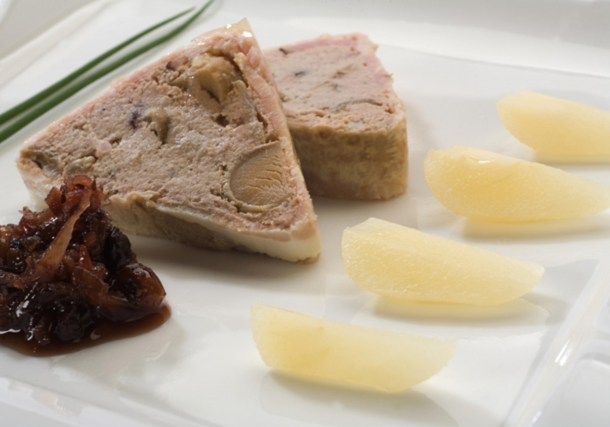 Wielkanoc: Pasztet z dziczyzny podany z marynowaną gruszką i sosem żurawinowym  foto