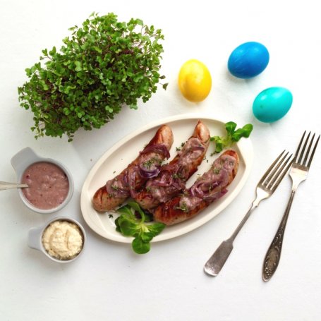 Krok 5 - Wielkanoc: Pieczona biała kiełbasa z sosem cebulowym i chrzanem foto