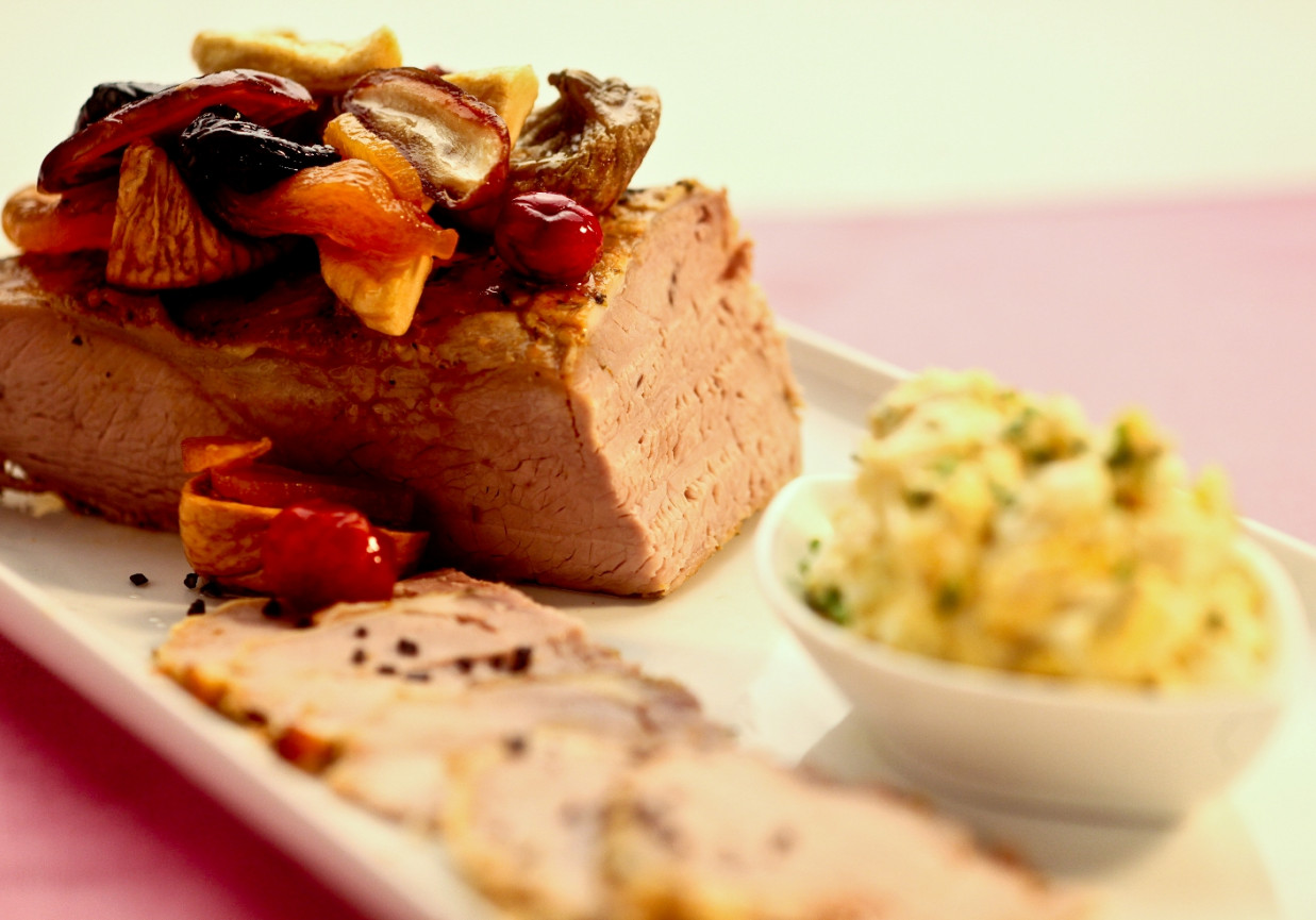 Wielkanoc: Pieczona cielęcina w tymianku z bakaliami podana z sałatką z jajka, szczypiorku i chrzanu foto