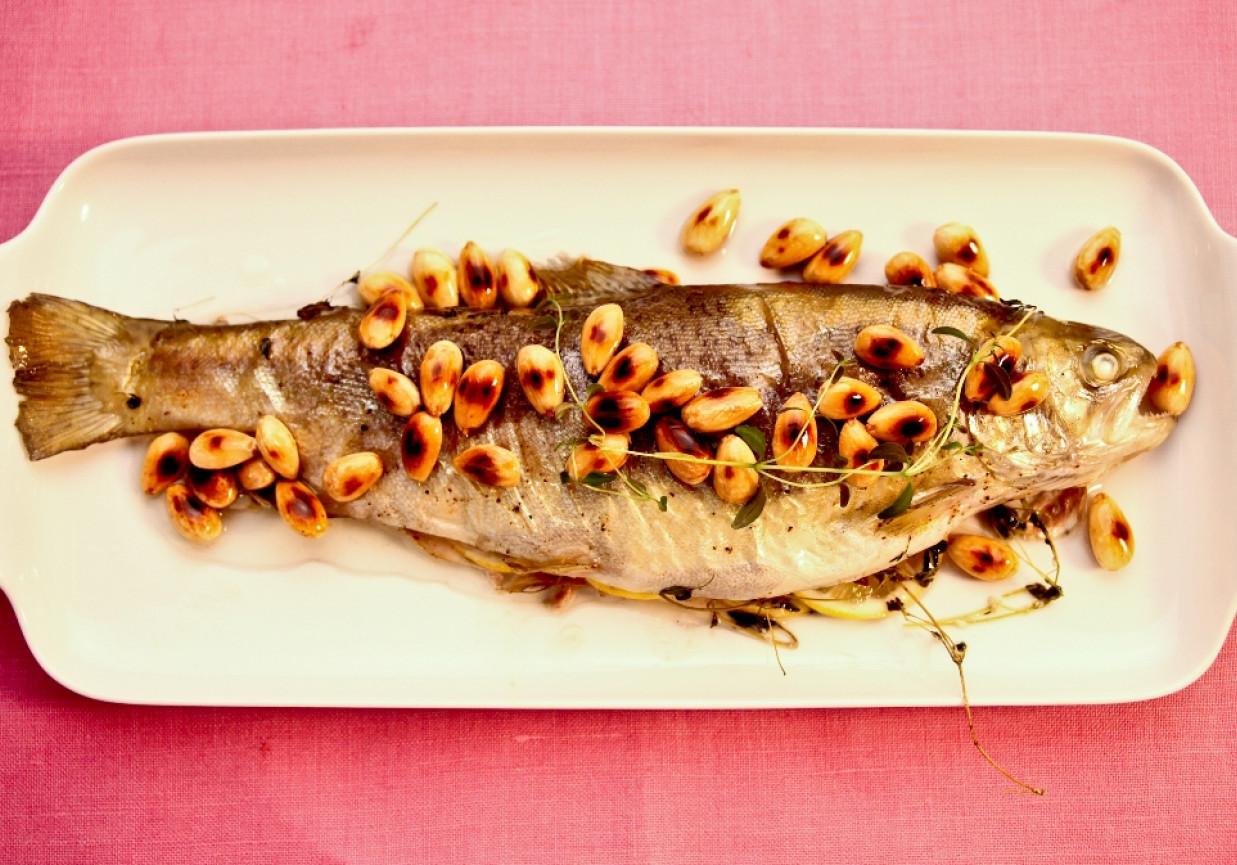 Wielkanoc: Pieczony w całości pstrąg  z kaparami, cytryną i świeżymi ziołami foto