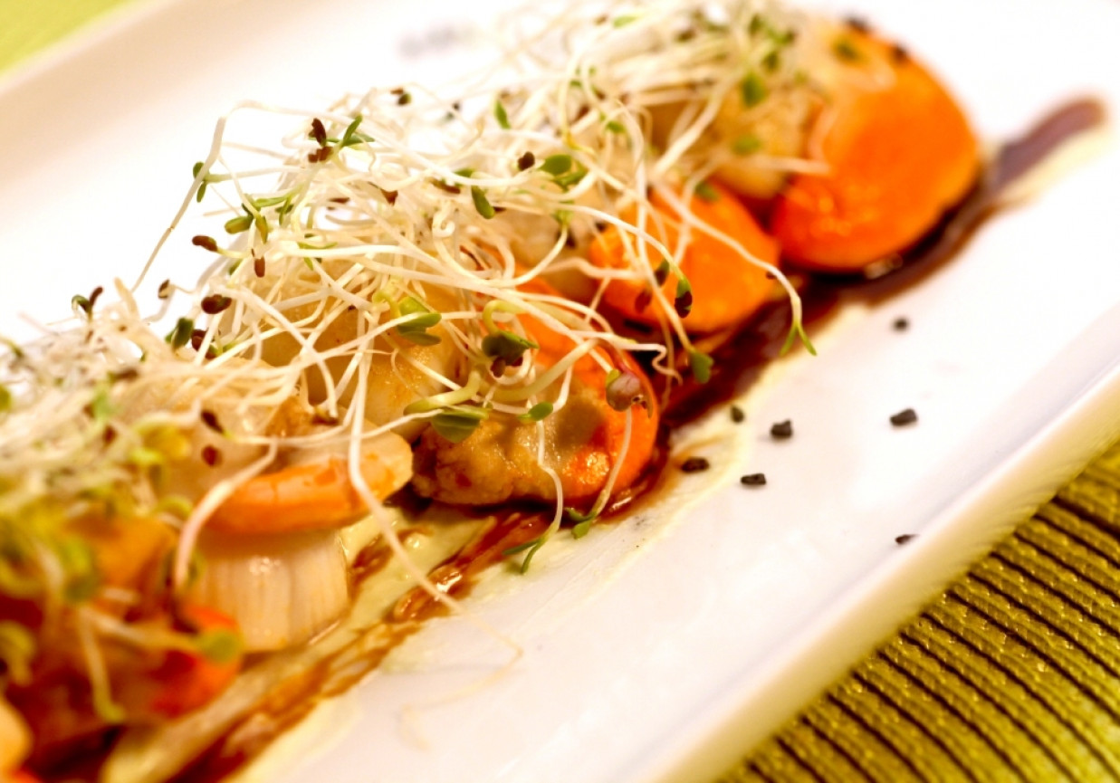 Wielkanoc: Przegrzebki z pomidorami, ziołami i solą starzoną w beczkach po winie Chardonnay foto