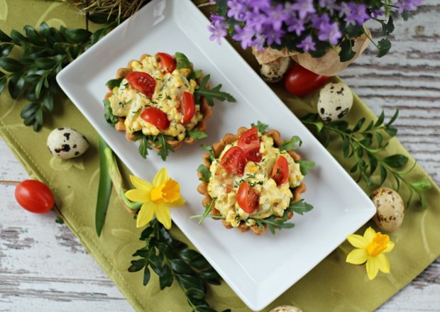 Fotografia przedstawiająca Wielkanoc: Tartaletki z pastą jajeczną i selerem naciowym