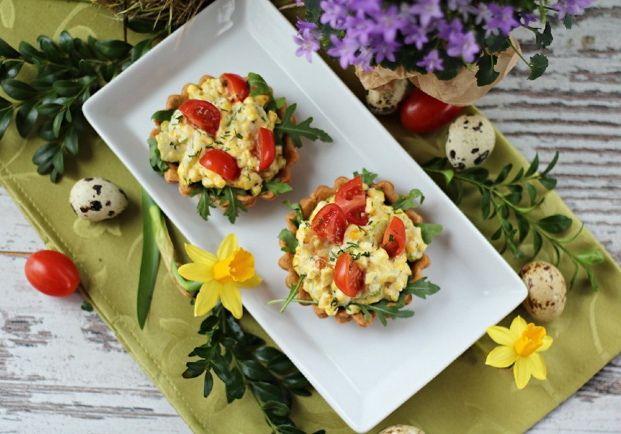 Wielkanoc: Tartaletki z pastą jajeczną i selerem naciowym foto