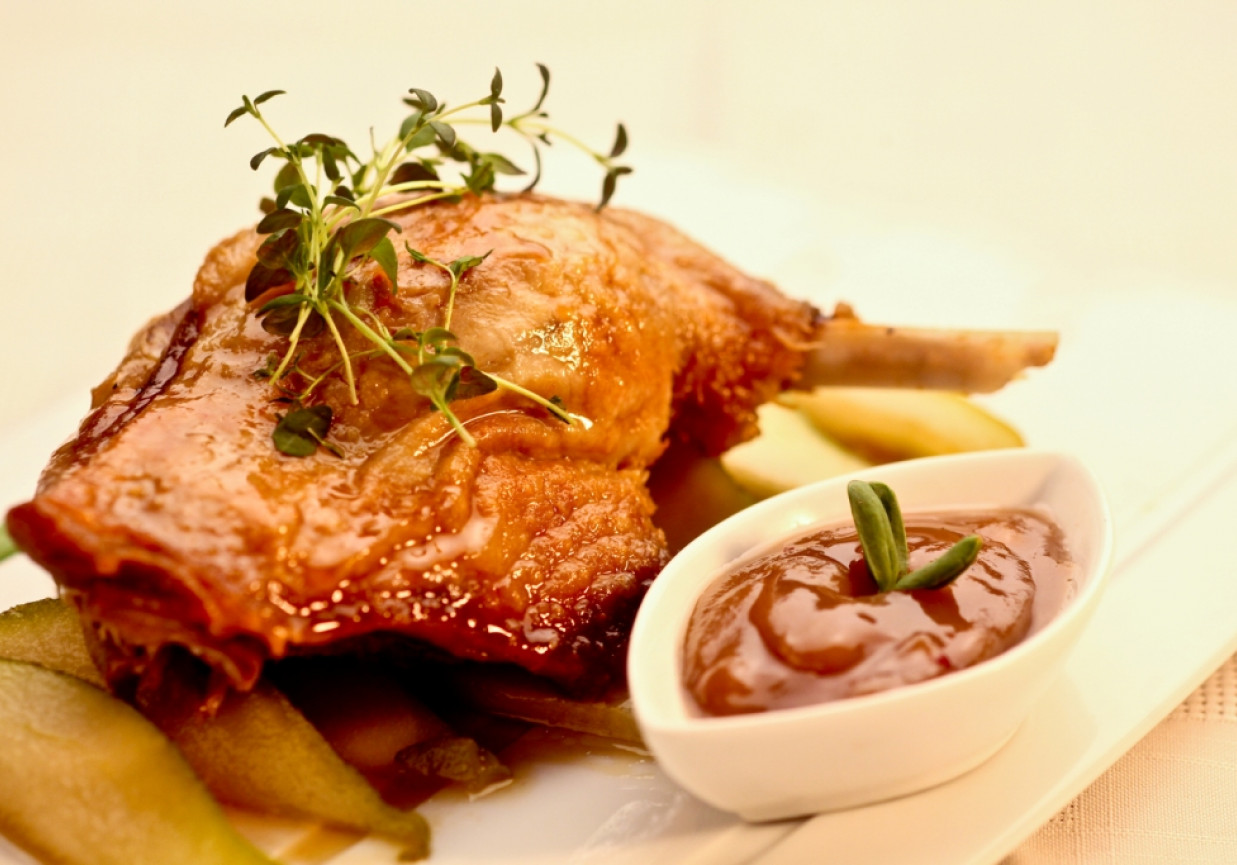 Wielkanoc: Udko z polskiej gęsi podane z gruszkami, rozmarynem  i  konfiturą kasztanowo-waniliową  foto