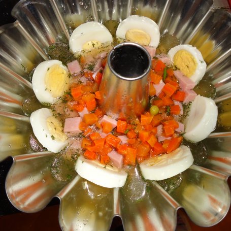 Krok 1 - Wielkanocna babka z koperkową galaretą, jajkiem, szynką i warzywami foto