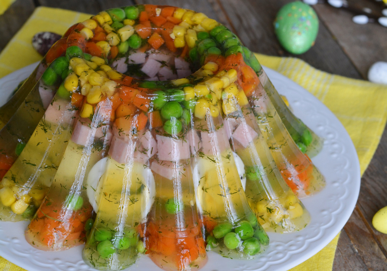 Wielkanocna babka z koperkową galaretą, jajkiem, szynką i warzywami foto