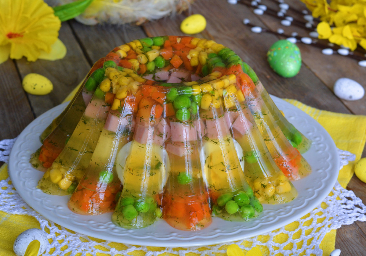 Wielkanocna babka z koperkową galaretą, jajkiem, szynką i warzywami foto