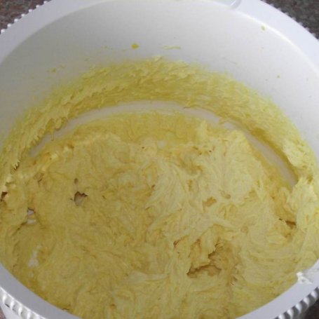 Krok 2 - Wielkanocna cytrynowa babka z kremem foto