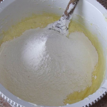 Krok 6 - Wielkanocna cytrynowa babka z kremem foto