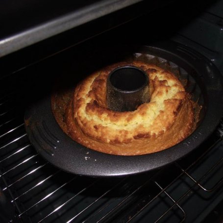 Krok 9 - Wielkanocna cytrynowa babka z kremem foto