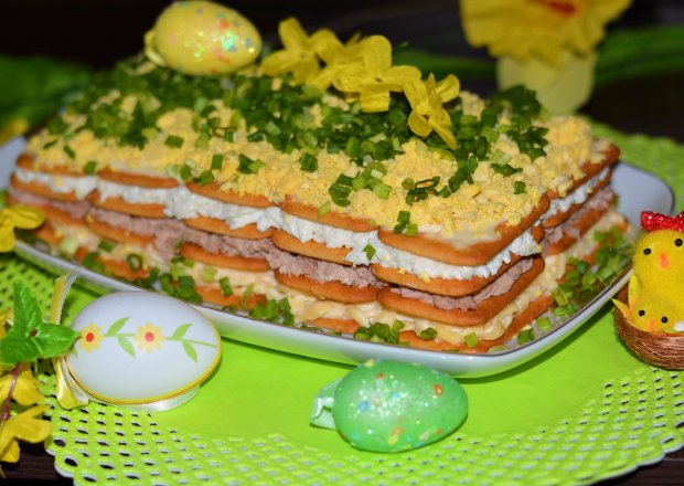 Fotografia przedstawiająca Wielkanocna jajeczna sałatka na krakersach