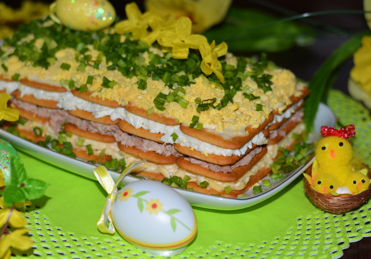 Wielkanocna jajeczna sałatka na krakersach foto