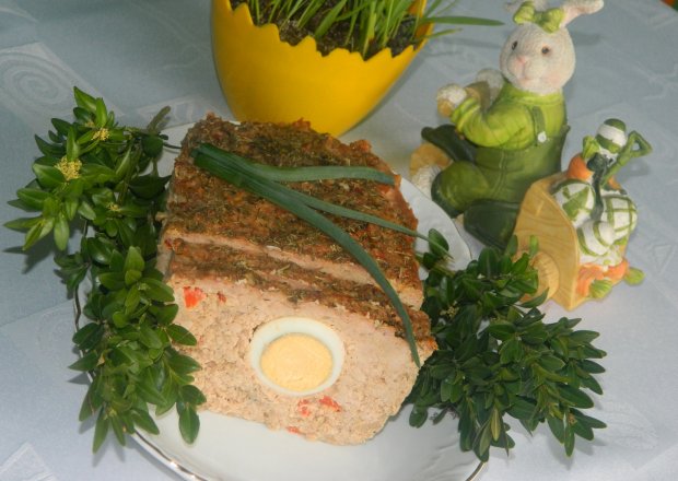 Fotografia przedstawiająca Wielkanocna pieczeń rzymska z jajkiem