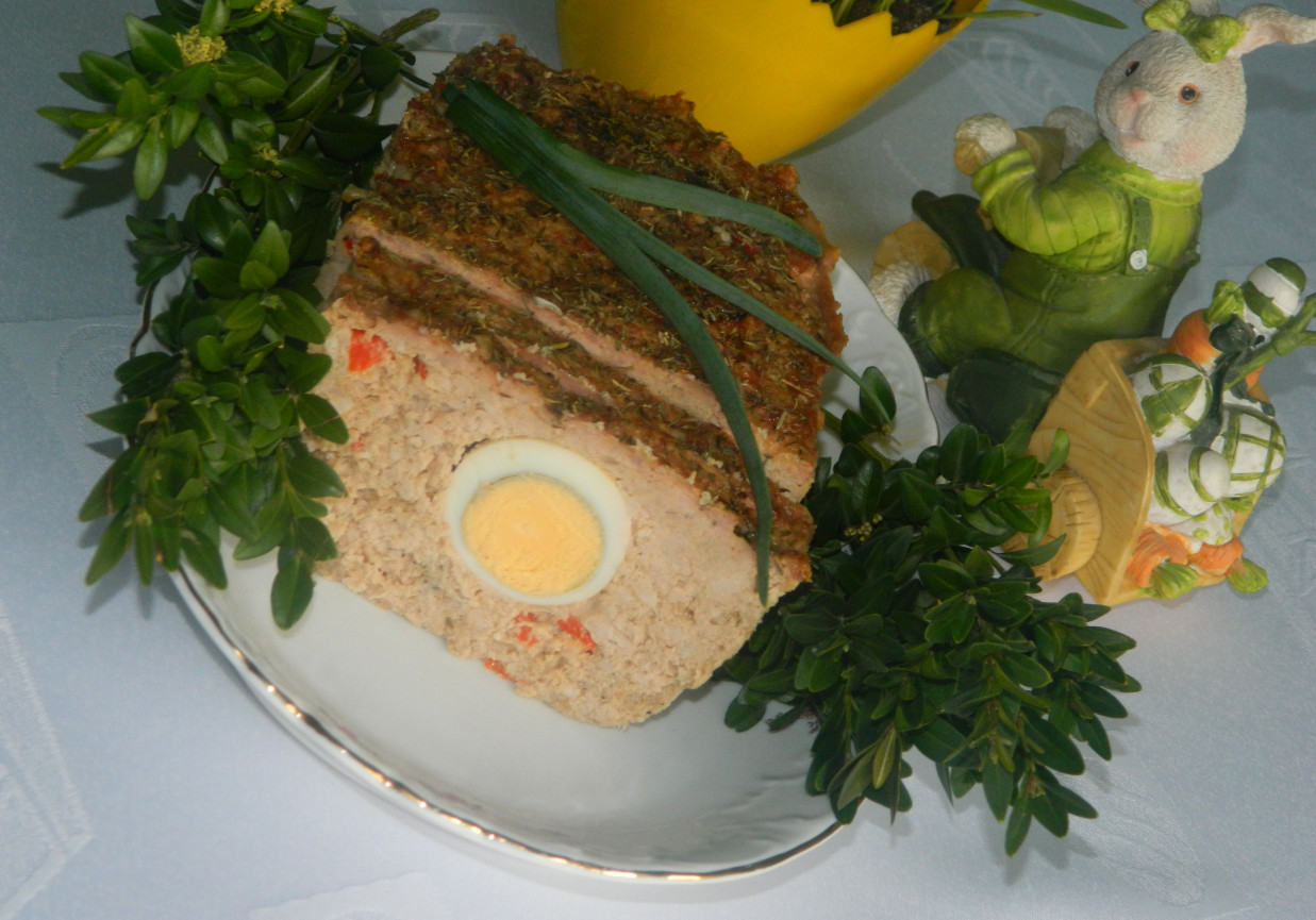 Wielkanocna pieczeń rzymska z jajkiem foto