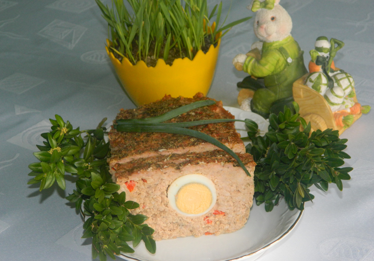 Wielkanocna pieczeń rzymska z jajkiem foto
