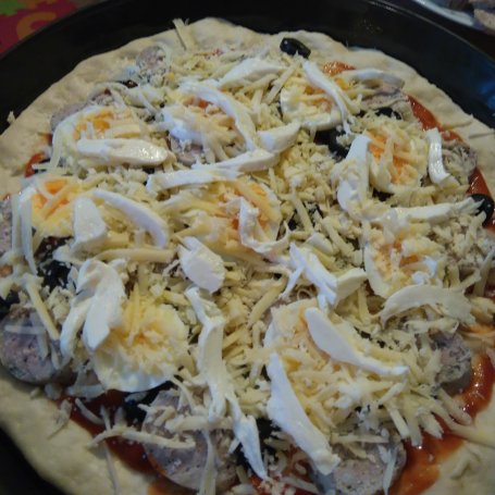 Krok 6 - Wielkanocna pizza z sosem chrzanowym foto