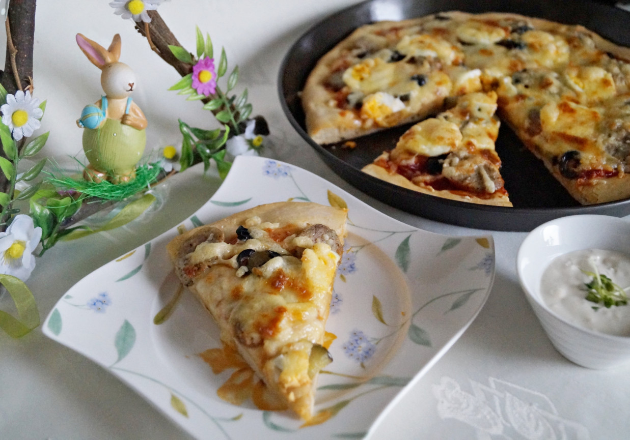 Wielkanocna pizza z sosem chrzanowym foto