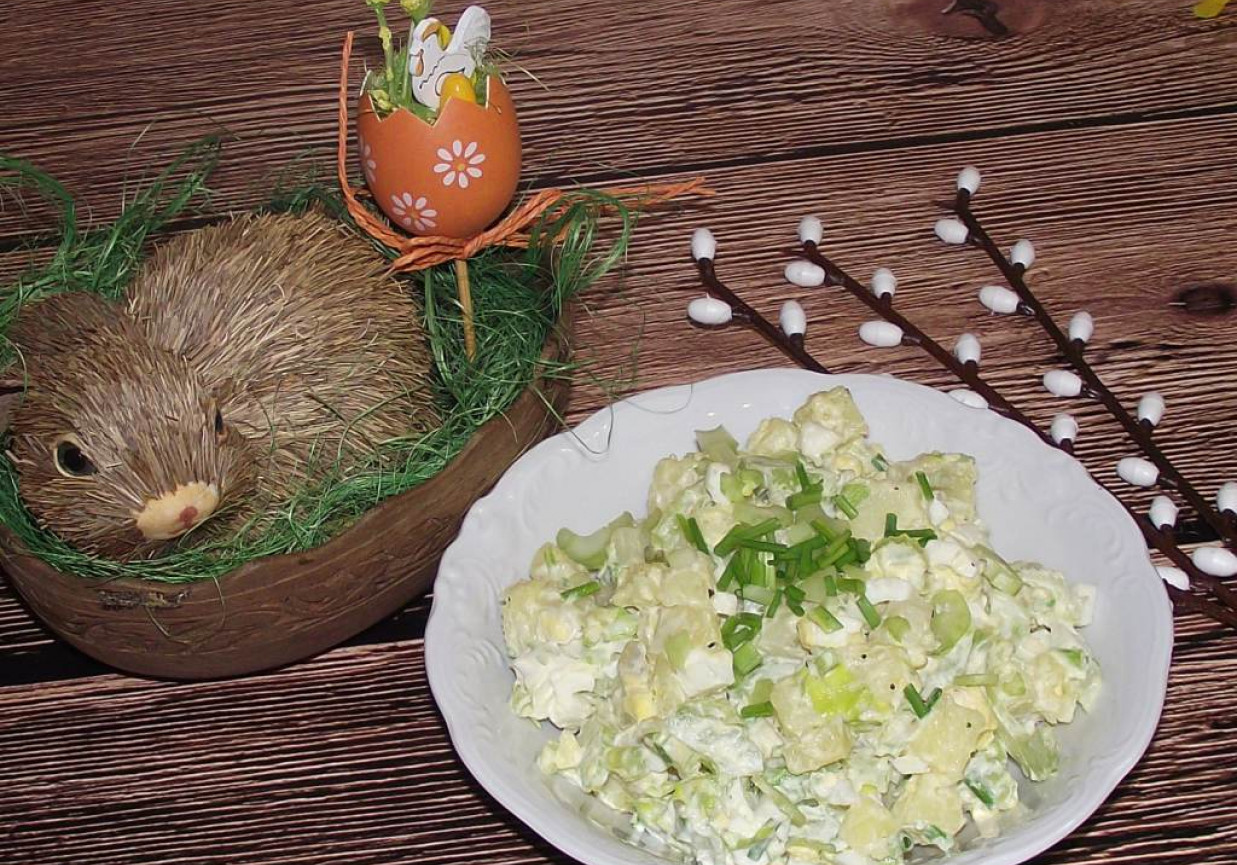 Wielkanocna sałatka ziemniaczana z selerem  naciowym  foto