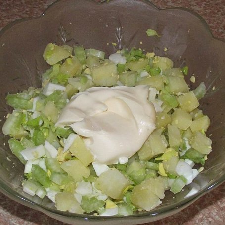 Krok 2 - Wielkanocna sałatka ziemniaczana z selerem  naciowym  foto