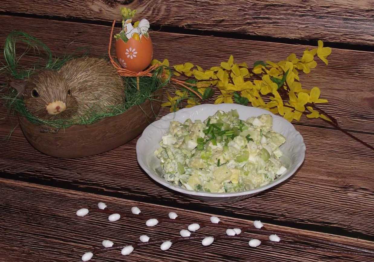 Wielkanocna sałatka ziemniaczana z selerem  naciowym  foto