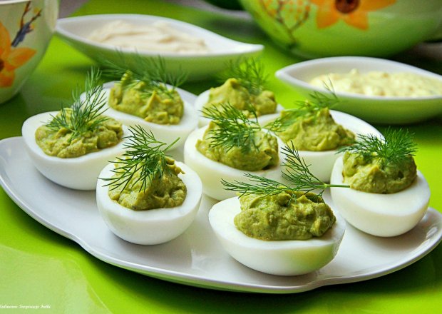 Fotografia przedstawiająca Wielkanocne inspiracje: Jajka z pastą z awokado