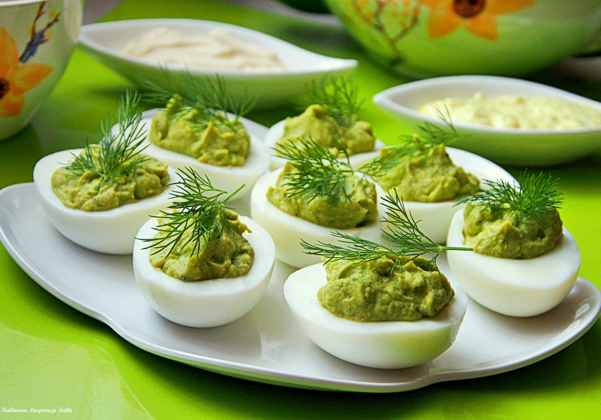 Wielkanocne inspiracje: Jajka z pastą z awokado foto
