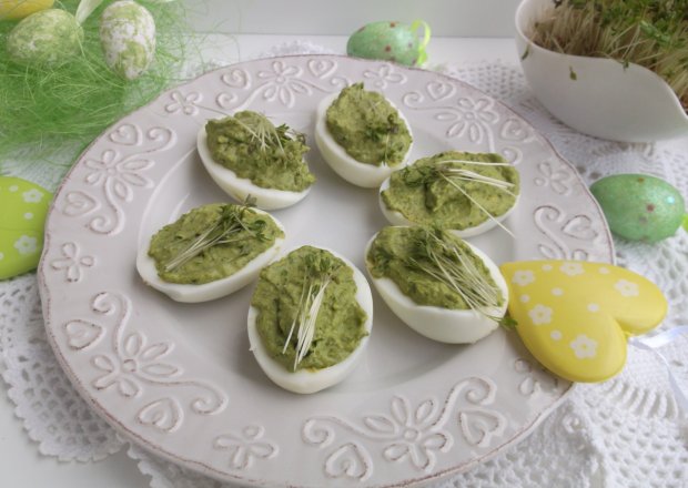 Fotografia przedstawiająca Wielkanocne jajeczka faszerowane sałatą i rzeżuchą.