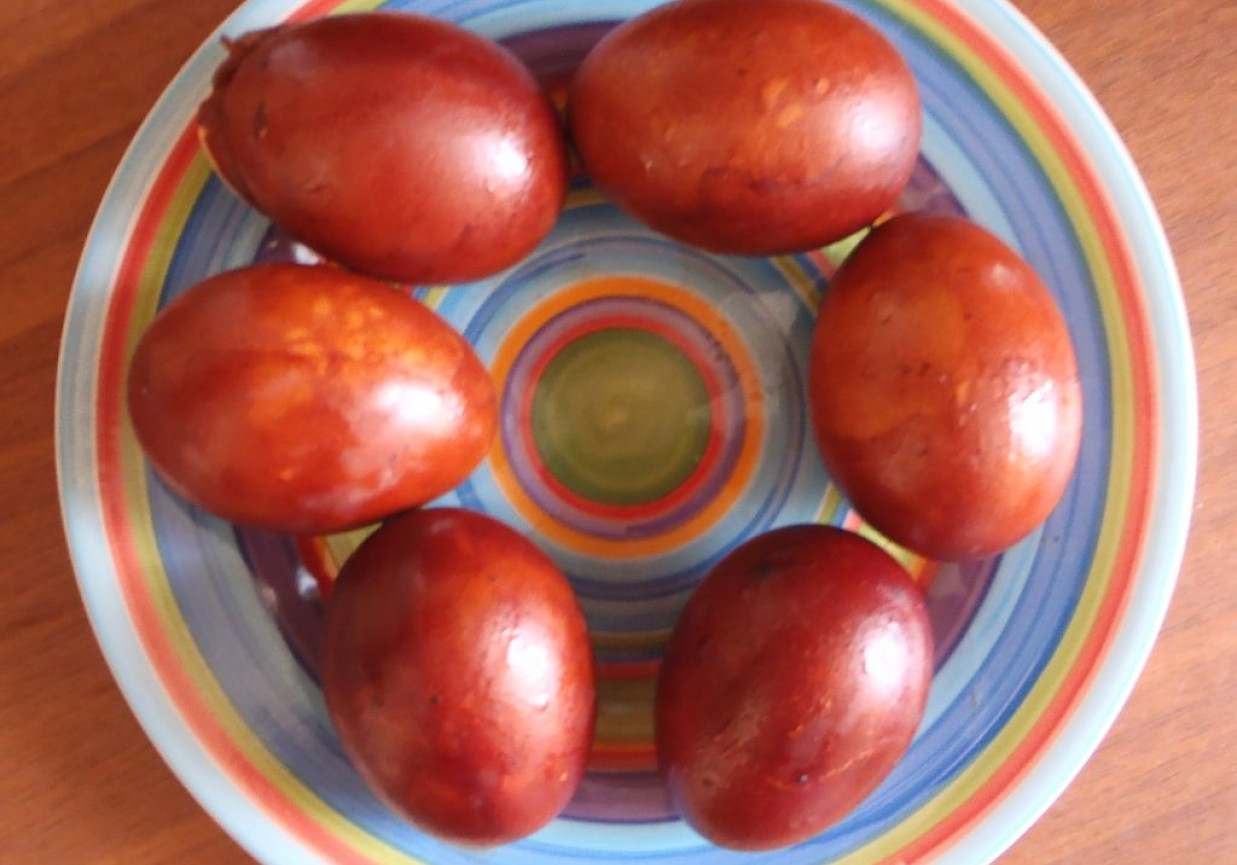 Wielkanocne jajeczka na łuskach z  cebuli foto